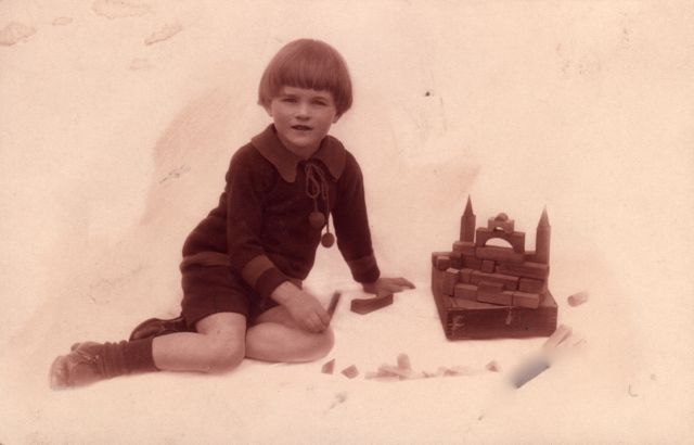 Ronny had nu alle combinaties al gebouwd zoals uitgelegd stond op het bijgaande blad in de doos. De Sint mocht gaan komen want dit speelgoed, zijn enige, was hij nu toch wel beu.